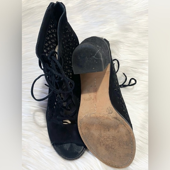 Vince Camuto‎ Trevan Black Suede Perforated Lace Up Heeled Bootie 7.5 - Picture 7 of 11